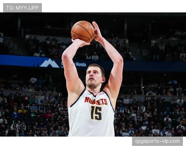 恩比德背身单打主导内线，对比约基奇更靠罚球