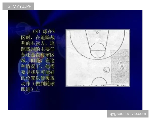 篮球场上遇到多人同时出界时，裁判该如何判定球权归属？